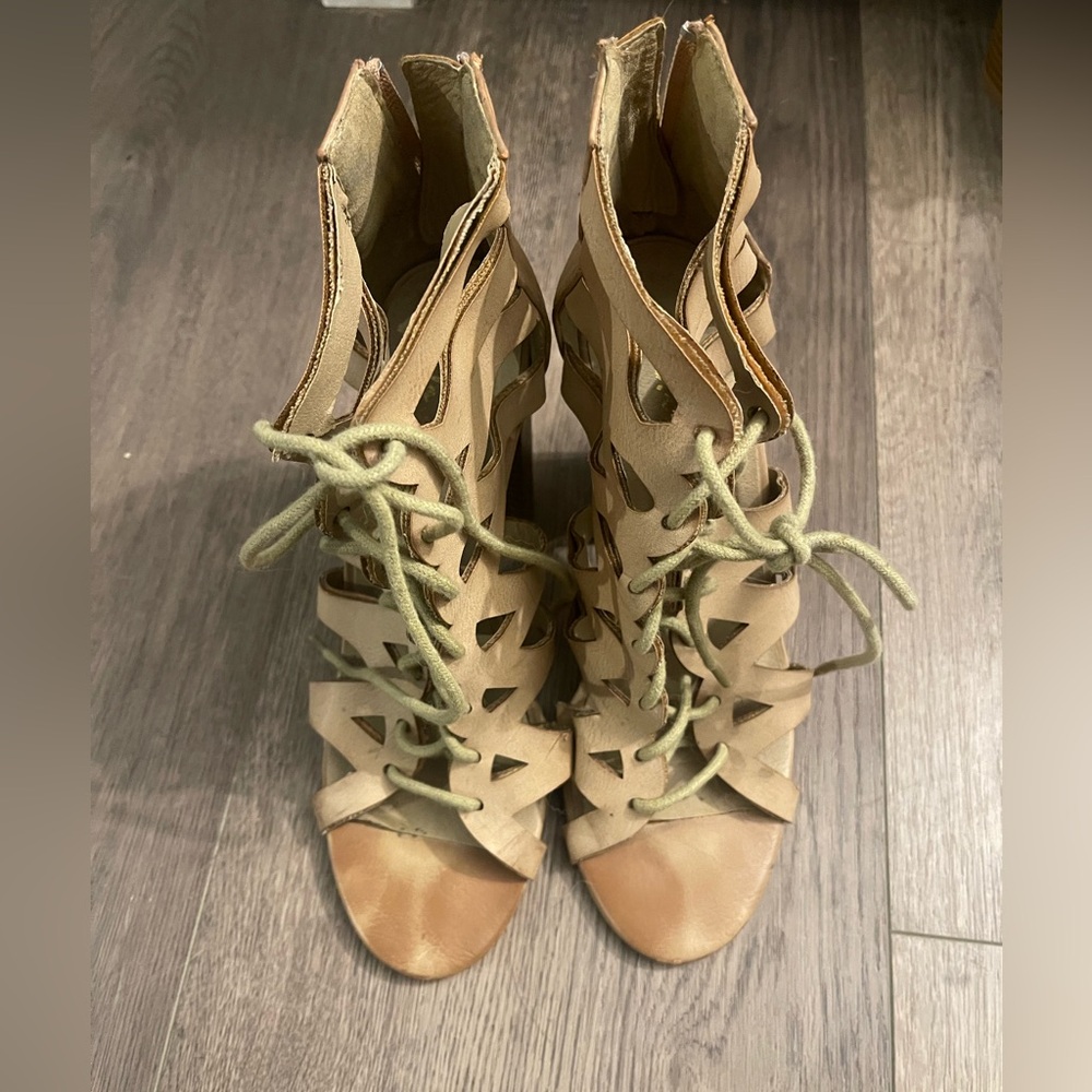 Worn a few times. True to size.